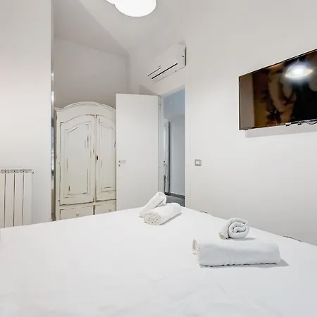 Trevi Fountain - Shabby - Romedreamhome *